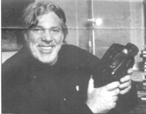 Pierre Barouh à son bureau chez lui, lors d'une ITW en 1997