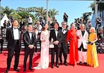 Wim-Wenders-et-l'équipe-de-"Perfect-days",-tapis-rouge-Festival-de-Cannes-2023