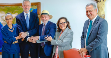 Ministres-Marina-Silva-André-C.-do-Lago-Maria-Laura-da-Rocha-Rui-Costa-entourent-Lula