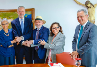 Ministres-Marina-Silva-André-C.-do-Lago-Maria-Laura-da-Rocha-Rui-Costa-entourent-Lula