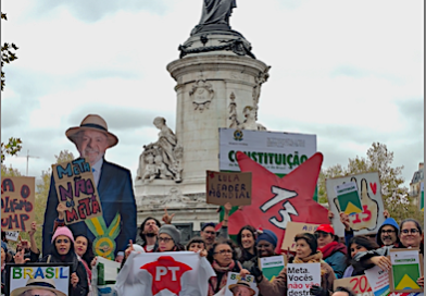 Lula-géant-place-de-la-République-Paris-231026-©RDI